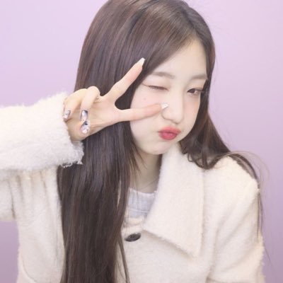 crrlviee's profile picture. ⠀ ࣪ ⠀⠀ ⠀⠀ 🤍⠀⠀ 𓂃 ⠀⠀ ⠀ ⠀ ⠀ ⠀⠀ ⠀⠀ ⠀⠀⠀⠀⠀⠀ ׄLOONA⠀ ⚛︎⠀⠀2008 ✉️💘