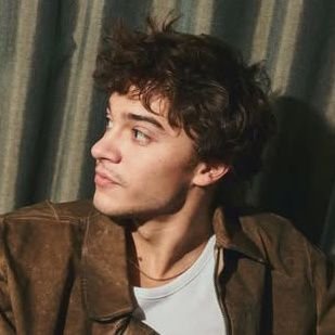 eumatheuscs's profile picture. Versions of me in one twitter! 📌