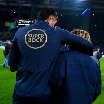 ViNC0N20's profile picture. Cat teaches friend's house | @HqJuve | @livxme   @fcporto | @juventusfc I #onepiece I #vinlandsaga