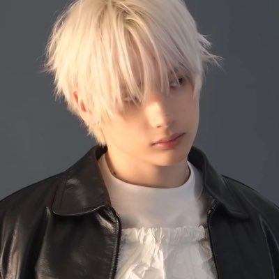 lovxveil's profile picture. 🪄 half a ghost, half a fangirl, fully theirs.