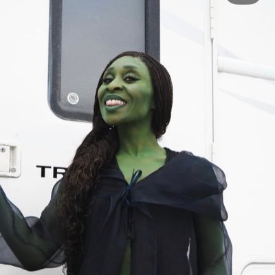 gelphie4good's profile picture. that one oomf who don’t play about gelphie and katseye