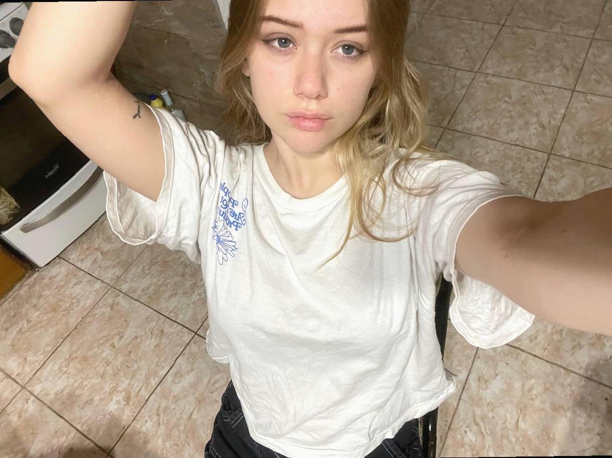 Law_lG251x4c's profile picture. 21 🤍 old profile got slimed so i’m buffering here :/ professional bubble eater 🫧