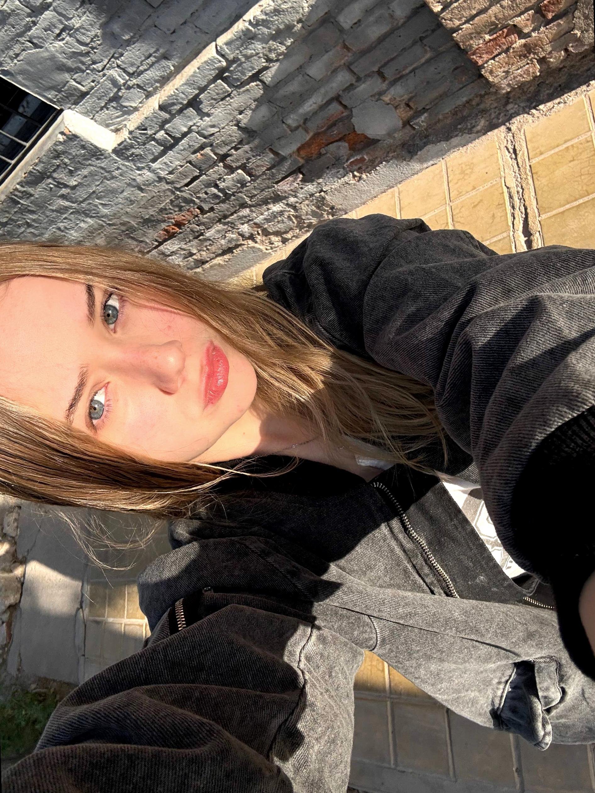 Serviceq3l's profile picture. 21 🤍 lost my wifi & also my dignity :/ freelance napper, part-time chaos unicorn, socio? idk 📚✨