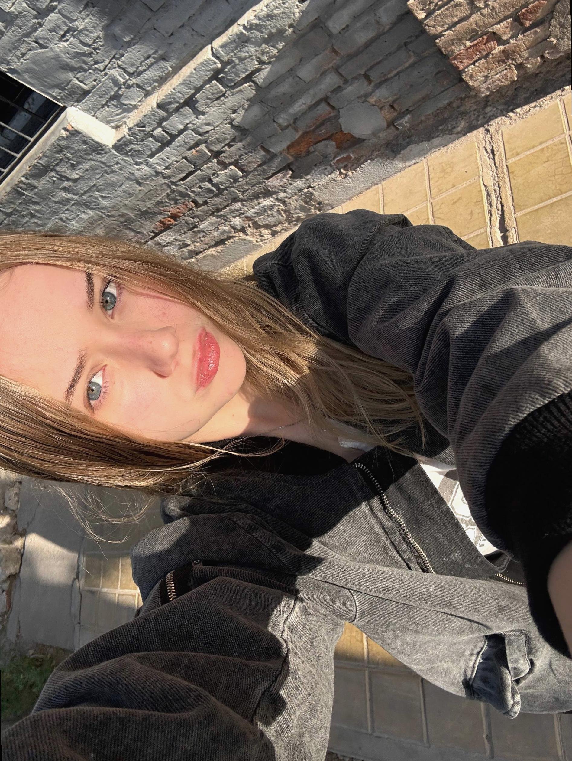 Stone3w5w0b's profile picture. 21 🤍 old page got abducted so i'm back :/ sells invisible lemonade ngl 🍋🛸