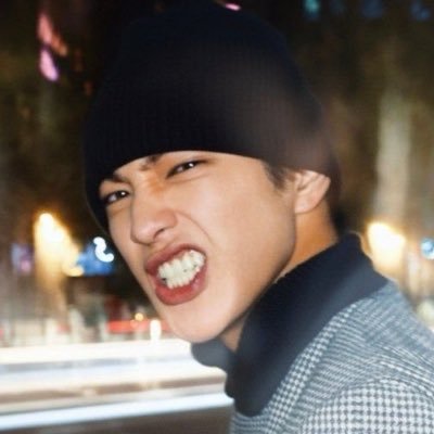 itsjustfanaele's profile picture. curto muito um par de cantoras apop, uns grupos kpop, uma galera old school, umas séries, uns filmes, uns animes, futebol, gatos e uns livros aí