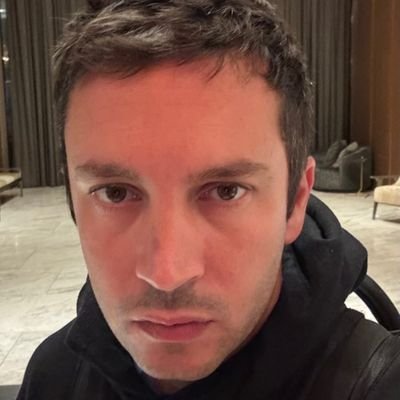 hiriwrites's profile picture. hun/eng. adhd & bpad. nonbinary, writer, plant dad, hotel night manager. 👋

queer&vicces urbánfantasy regényeket írok magyarul, AO3-on olvashatóak. 🌈