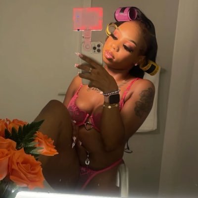 0ne0fakind4's profile picture. 🩺🧸🫧 registered nurse loading……👩‍⚕️📚 🤓  ig: 💋 0ne0fakind__                                                   💫777