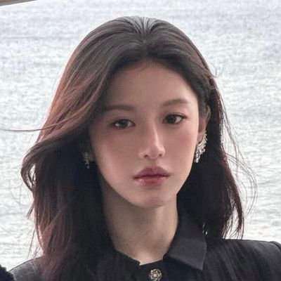 lullovess's profile picture. her