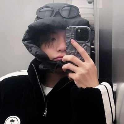 slowdivejkk's profile picture. 🖤