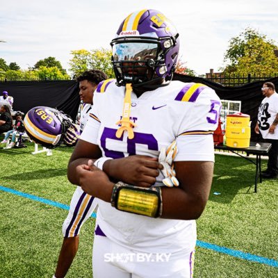 daannggeloo's profile picture. | @EastFootball585 Position: DL 27’ | Email: dangelodixon123@gmail.com | HT: 6’1 lbs: 250 | 3.0 GPA | 📞 (585) 755 0183 | C🌳C |