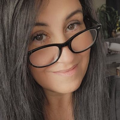 _La_Corneille_'s profile picture. Rien à foutre, chu d'même pis j'ai beau vouloir, je change pas.! Reste ou fais de l'air.! Chu fuckée c'est toute 🤷🏻‍♀️