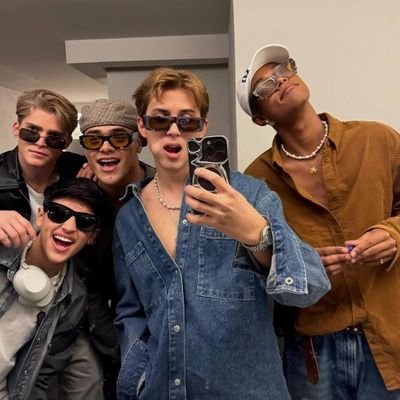 Summer1831895's profile picture. BTS, IILIT, LESSERAFIN☆ 
                                                 SANTOS BRAVOS Ot5 
                                                       Hobi🐿 Ale🐹