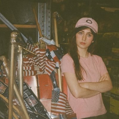 theoooeooo's profile picture. girl👧poet🖋️spammer🤪slave🤲dua lipa🇦🇱 #alwaysinnocent🕺🏾T.I. ally 👁️‍🗨️✊ ##### B O O K 📖 I N 📖 B I O