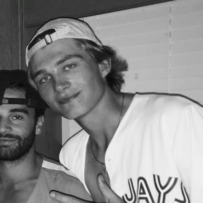 LYSELL23's profile picture. #nhlbruins – #goblue〽️  – #dirtywater – #NEpats – #forksup🔱