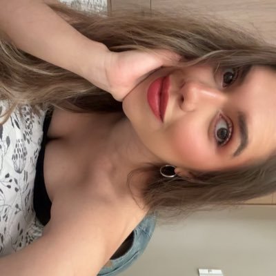 anajimenezhm's profile picture. I am large, I contain multitudes.