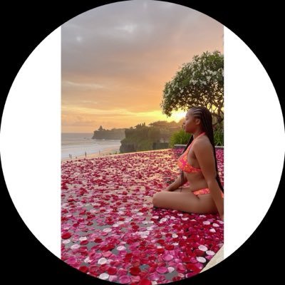 mini_meeeee's profile picture. A queen silently removes herself and watches the empire fall 😌