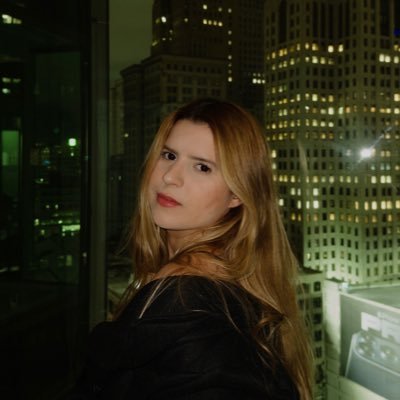 _carolcolares's profile picture. posto e apago tweets com frequência