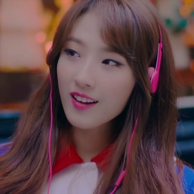 jenniespecs's profile picture. that one lesbian who’s crazy about haseul