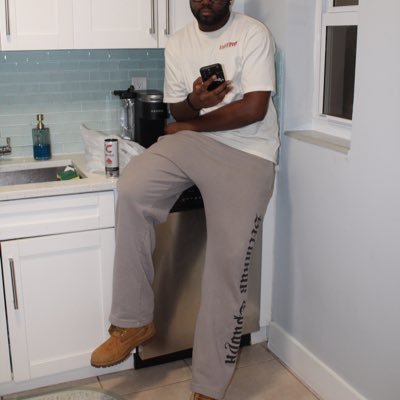 sanzave12's profile picture. 