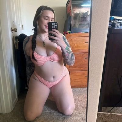 hannahlynxie's profile picture. Full time content creator & MILF.
