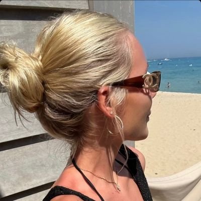 MariaA46293's profile picture. 21 ᛉ ᛟ | Soziolinguistin 🇩🇪🇨🇭🇳🇱🇳🇴 |  Vintage-Eleganz & gelebte Tradition| Natur - Travel | Polar researcher ❄️ | 14🤍⚡88
