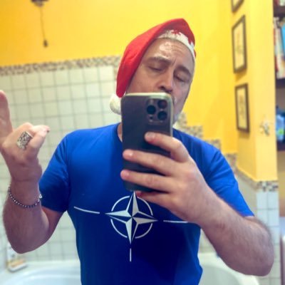 ElonioCoglionio's profile picture. poeta e pornostar amante delle democrazie e del metodo scientifico