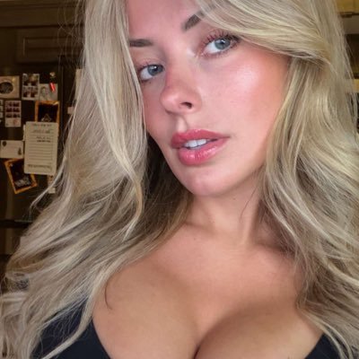 poutyrinn's profile picture. Corinna’s page ♡