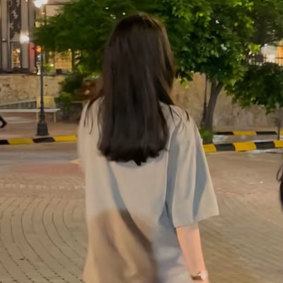 kashufoxie's profile picture. barefoot on the ground.