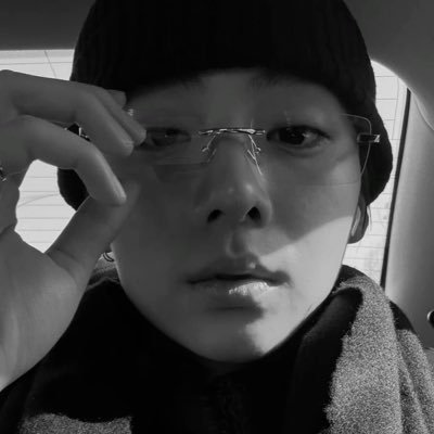 withleosw's profile picture. 사랑하면 칼날 위에서도 잘 수 있어