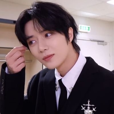 ProfsJeremius's profile picture. 𝟤𝟢𝟢𝟪𝟣𝟤 𝟪𝟢𝟨𝟩 • Jeremius Gavreau Alderton, often seen contemplating the cosmos while teaching curious wizzies in astronomy advanced class.