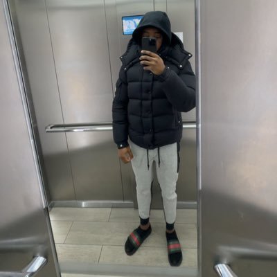 momarnie9's profile picture. 