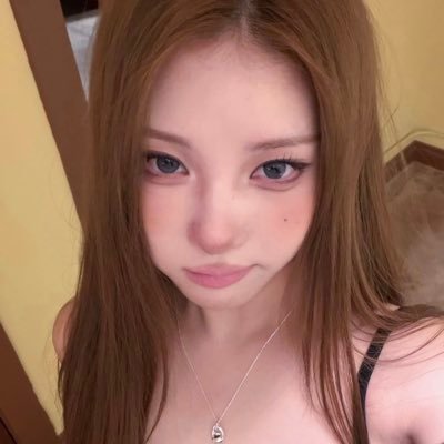 zzyminii's profile picture. 해변에 벗어놓은 옷들처럼 하루가 덩그러니 놓여 있다