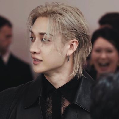 stay_always_8's profile picture. اگه بخوام خیلی ساده و واضح توصیفش کنم، میگم 
بودنشون نجاتم میده.