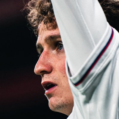 jesuisbapt's profile picture. 22 y 🖖🏼| OL |❤️‍🔥 Supporter lyonnais et malheureux, mais j'ai une copine heureusement...