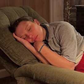 lziumlvn's profile picture. elimde uçuk mavi bir kalem cebimde iki paket sigara