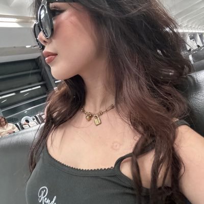 bl0ndem1lf_'s profile picture. flowers, moments, and merlots