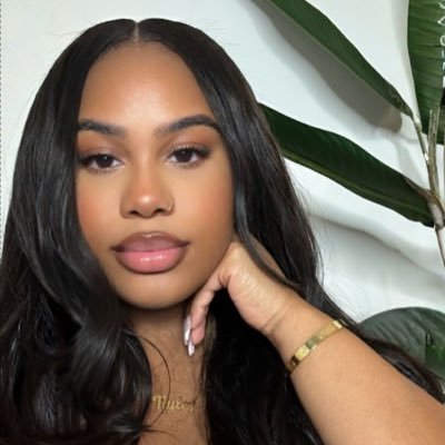 smilleeaintshit's profile picture. somewhere with my man ✨