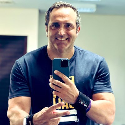 curroavalos's profile picture. Con el tiempo aprendí, que la diferencia entre tener ÉXITO y FRACASAR está en mantenerte en el juego mientras otros arrojan la toalla…