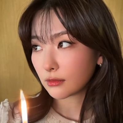 Seuldig's profile picture. Lovelvette ☆ Senandung indah menyeruak di bibir pantai, deru angin melambai surai indahnya. Madame Seulgi, berdiri dengan kokoh 'tuk menghalang segala gopoh.