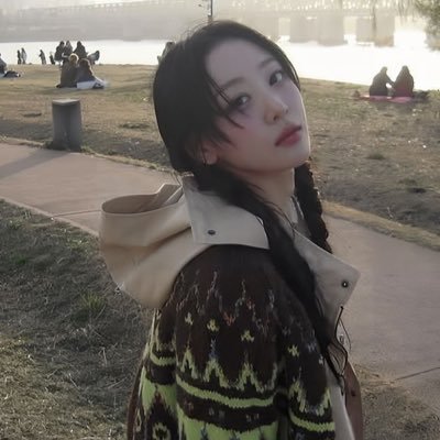 moontwixes's profile picture. you hate nmixx but expect me to rt your missing sister? @zu2jin