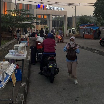 TanjungDini1's profile picture. Orang tua tunggal yang sedang diamanahkan merawat seorang anak yang dalam masa perawatan intensif sebab pneumonia.

Kalau ada salah saya mohon di maafkan.