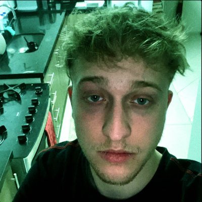 NerooIce_'s profile picture. O chão parece tão frio, eu não quero ficar em baixo do ventilador. | @aylarebca ❤️