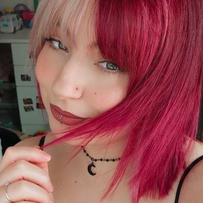 CallMeFlowie's profile picture. French woman - 31 y.o / Ex-Blogueuse, Ex-Streameuse / #Manga - #Nintendo - #Webtoon.