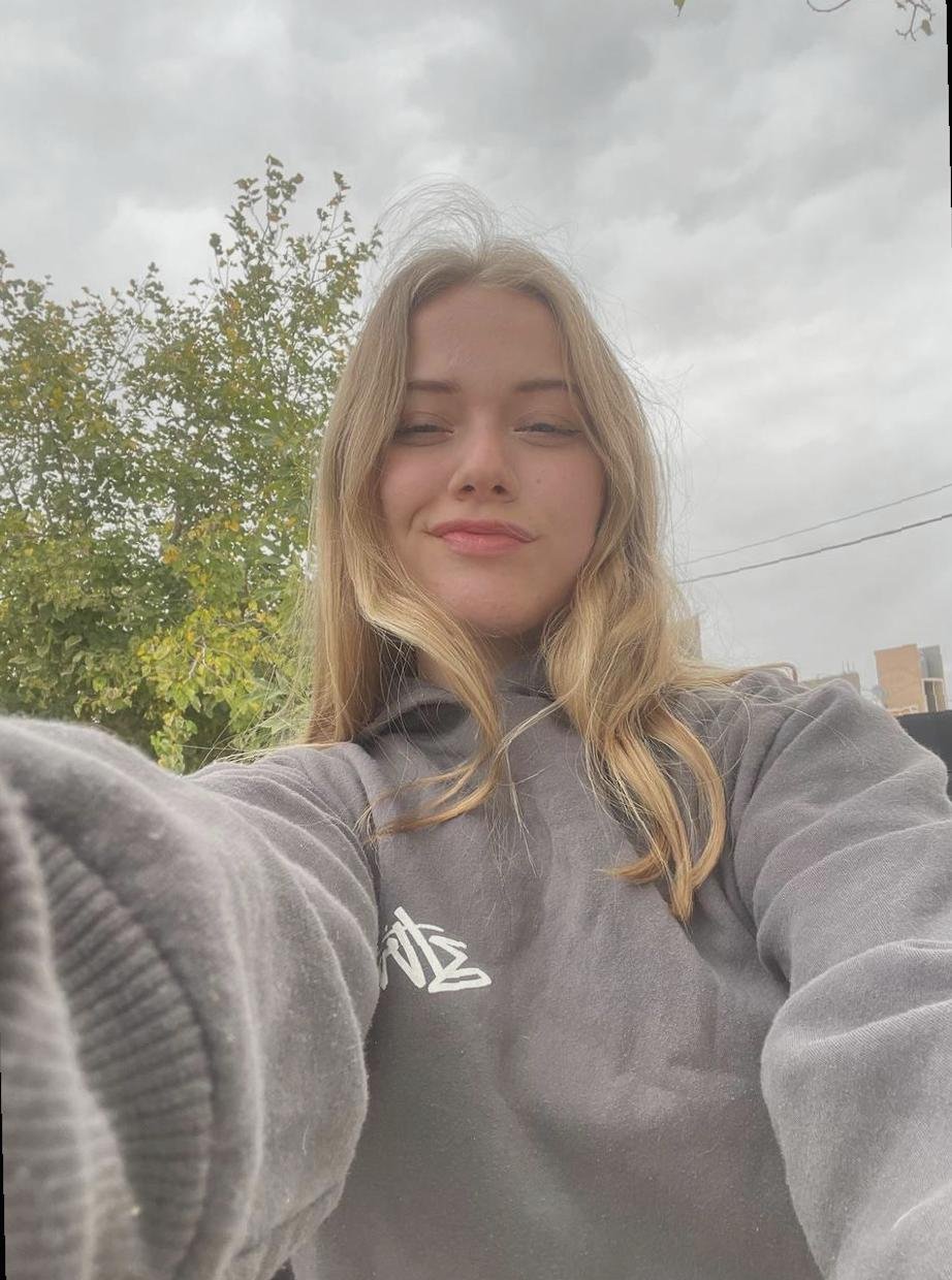 SeAn2y8i5a8v's profile picture. 21 🤍 old page flatlined, i'm back juggling ramen, philosophy & glitter :/ chaotic vibes ngl 😭