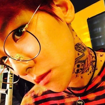 BAEK2DFUTURE's profile picture. “𝑏𝑟𝑜𝑤𝑛 𝑙𝑖𝑘𝑒 𝑡ℎ𝑒 𝑔𝑎𝑧𝑒 𝑡ℎ𝑎𝑡 𝑠𝑜𝑢𝑔ℎ𝑡 𝑗𝑒𝑎𝑛 𝑜𝑢𝑡 𝑖𝑛 𝑒𝑣𝑒𝑟𝑦 𝑟𝑜𝑜𝑚” ⋆ チャンベク