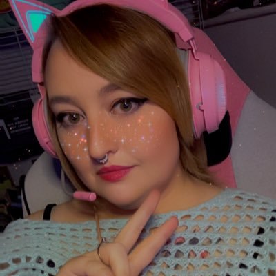 dittani_x's profile picture. Moonfire Spam and Puppy Kisses 🌙 🐾