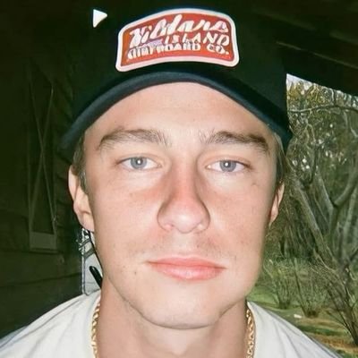 raonymrqs's profile picture. eu e a anne hathaway assistindo assistindo a 5ª temporada de stranger things