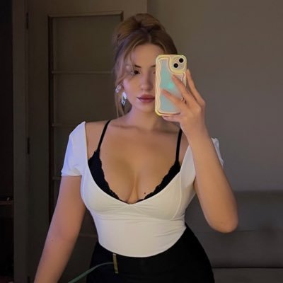 crocusleonis's profile picture. Cennetten çiçek topluyorum klibindeki ara sıra gözüken kız