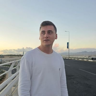 takodiye1i's profile picture. montmartre'nin karşısın da aşıklar için yapılan kulenin kırgın sahibiyim