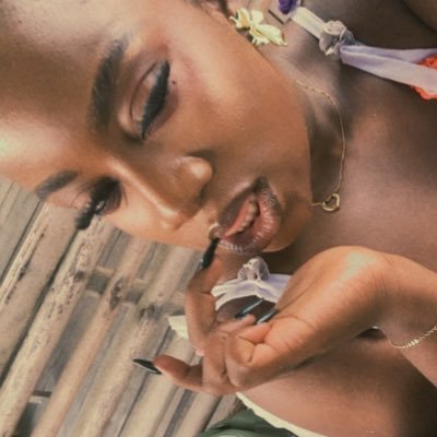 badgylryry's profile picture. asides being anything i want to be, founder of @bookedandbuzzy